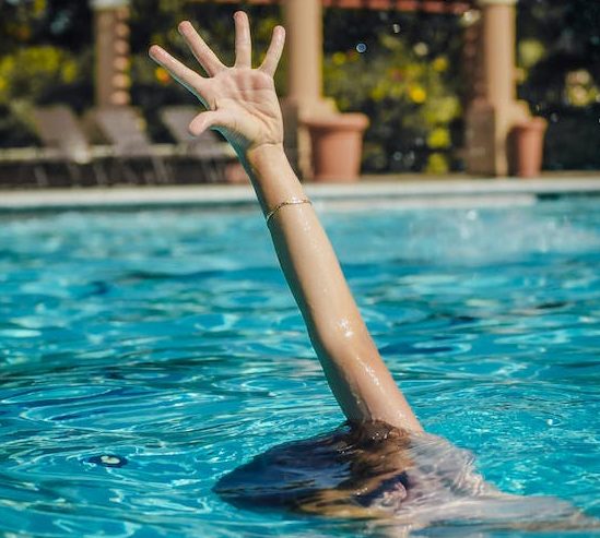 Un bambino che rischia di essere coinvolto in un annegamento in piscina