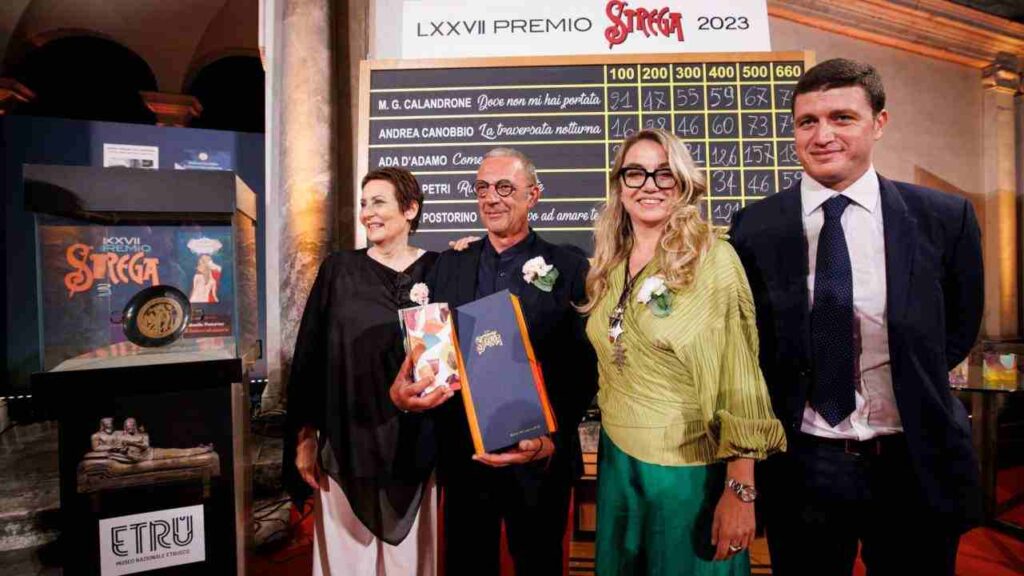 Alfredo Favi, marito di Ada D'Adamo, deceduta lo scorso aprile, ritira il premio Strega 2023