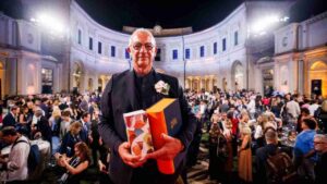 Alfredo Favi, marito di Ada D'Adamo, deceduta lo scorso aprile, ritira il premio Strega 2023