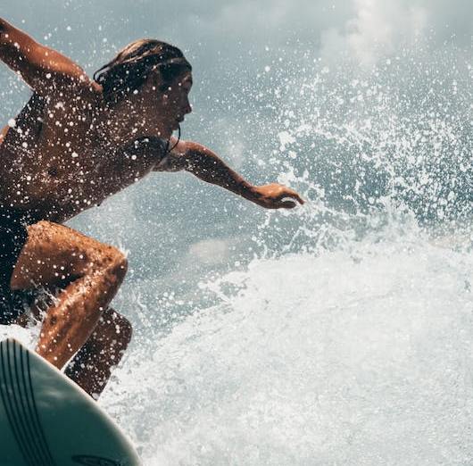 Un surfista in azione in acqua