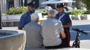 I Carabinieri mentre sensibilizzano le persone anziane contro le truffe