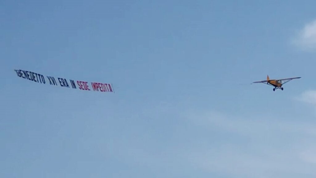 Aereo, striscione Benedetto XVI