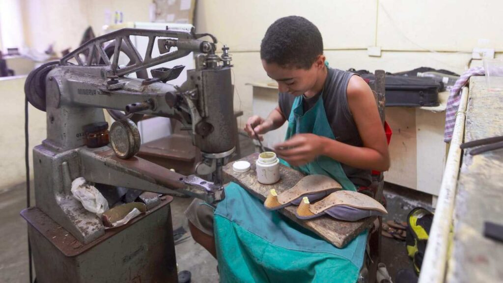 Artigiano calzolaio al lavoro