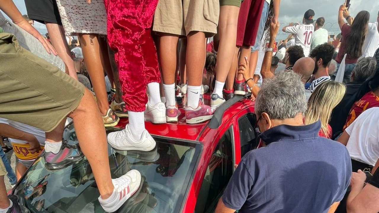 Auto distrutte dai tifosi della Roma all'arrivo di Lukaku a Ciampino