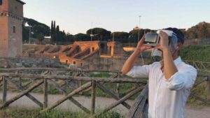 Ragzzo al Circo Massimo indossa visore per realtà virtuale