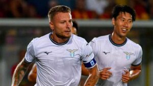 Ciro Immobile esulta dopo il gol del vantaggio della Lazio contro il Lecce nella partita di calcio di serie A