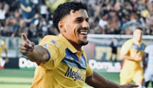 Harroui esulta per il vantaggio del Frosinone Calcio contro l'Atalanta in serie A