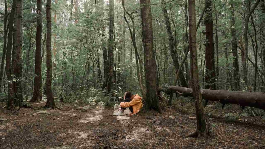 Un ragazzo giovane nel bosco