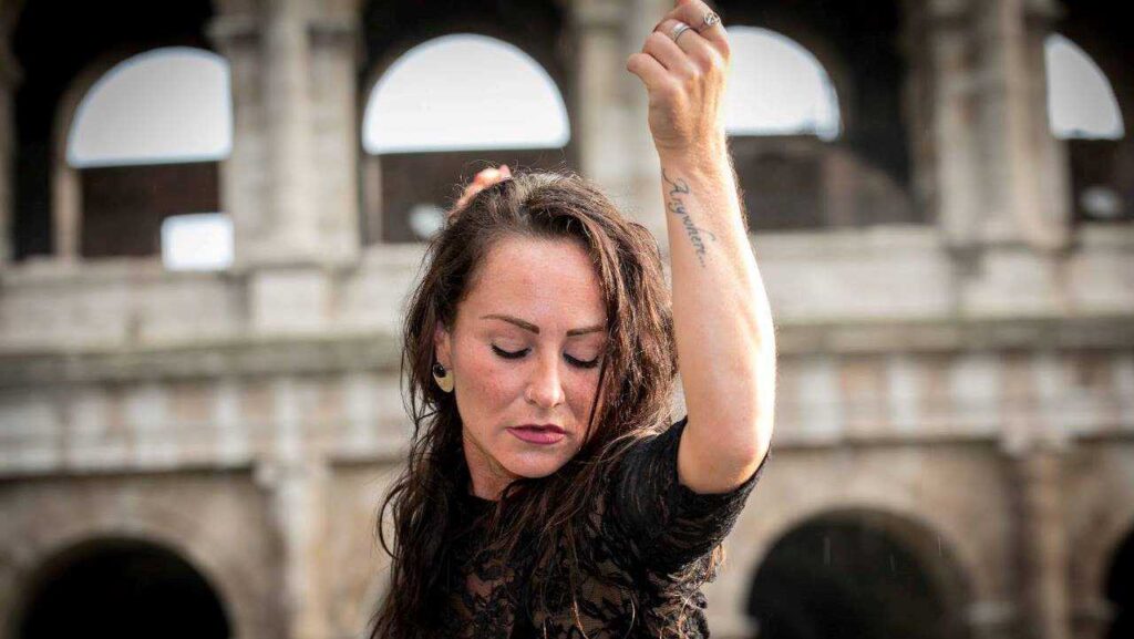 Cristina Pitrelli che danza davanti al Colosseo