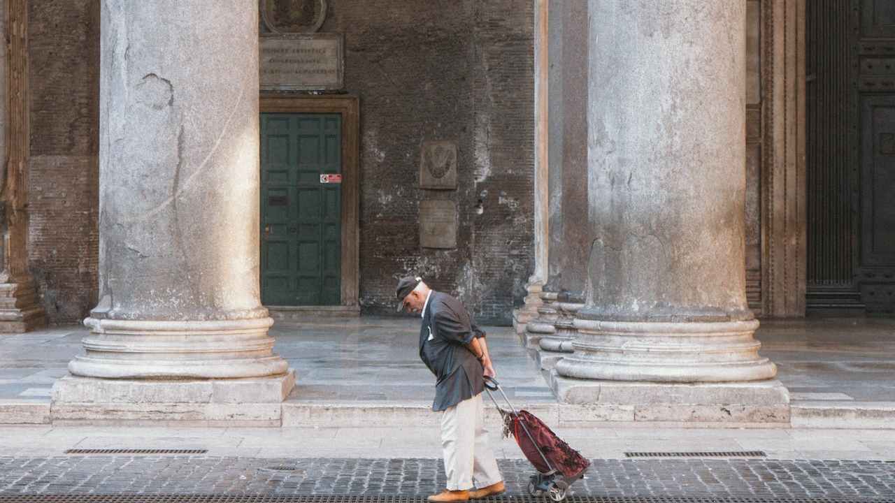 Un anziano a Roma