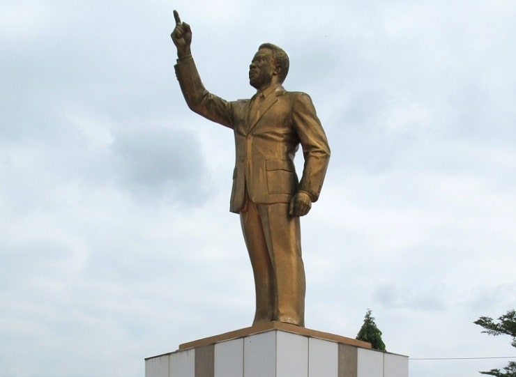 Statua d'oro di Omar Bongo a Franceville, Gabon, Africa
