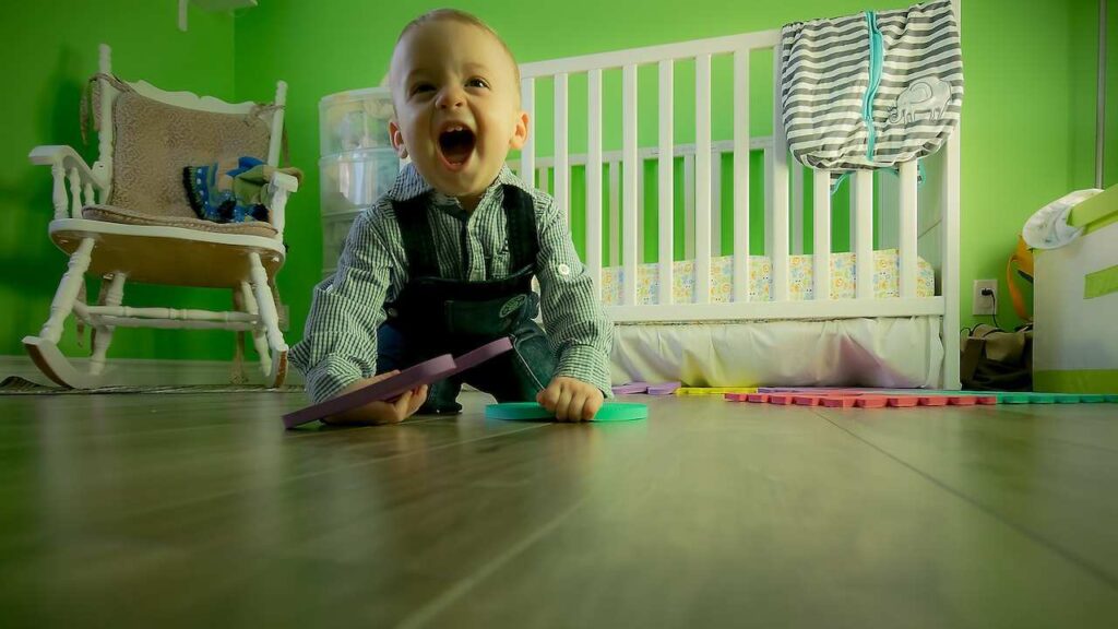 Un bambino vicino a una culla