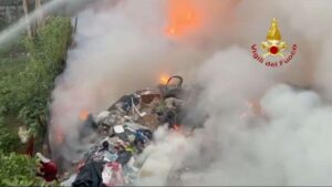 Incendio discarica abusiva Ponte Mammolo a Roma