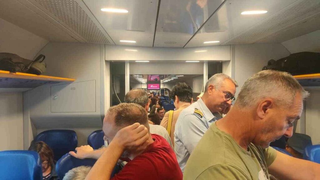 Pendolari assembrati all'interno di un treno