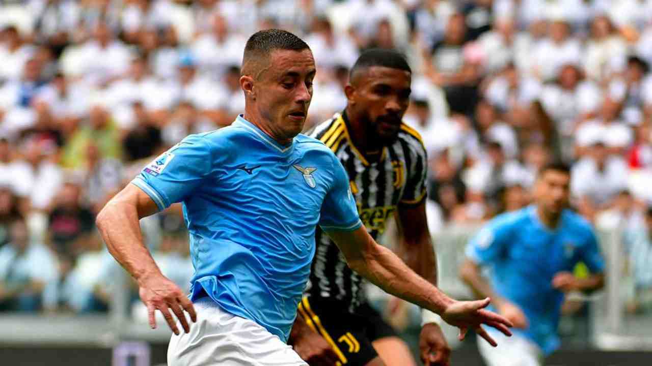 Bremer fronteggia Marusic durante un'incursione sulla fascia sinistra nella partita di calcio di serie A contro la Juventus