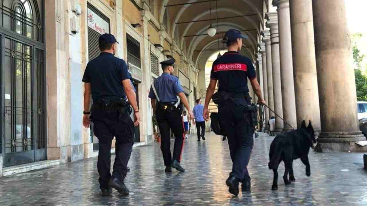 Carabinieri in servizio a Piazza Vittorio Emanuele, Roma