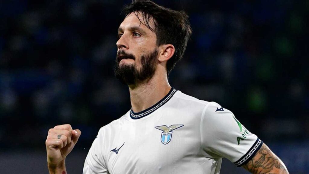 Luis Alberto esulta dopo il gol del vantaggio biancoceleste contro il Napoli nella partita di calcio di serie A nello stadio partenopeo