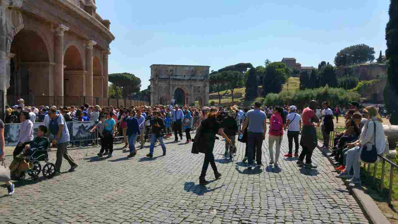 Colosseo di Roma, visitatori in fila e alla ricerca di biglietti