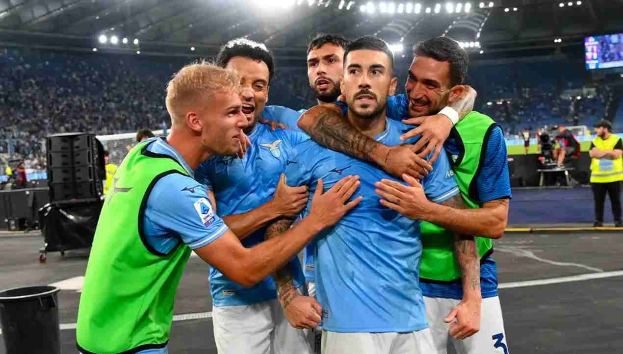 Zaccagni esulta con i compagni dopo il gol nella partita di calcio di serie A contro il Torino