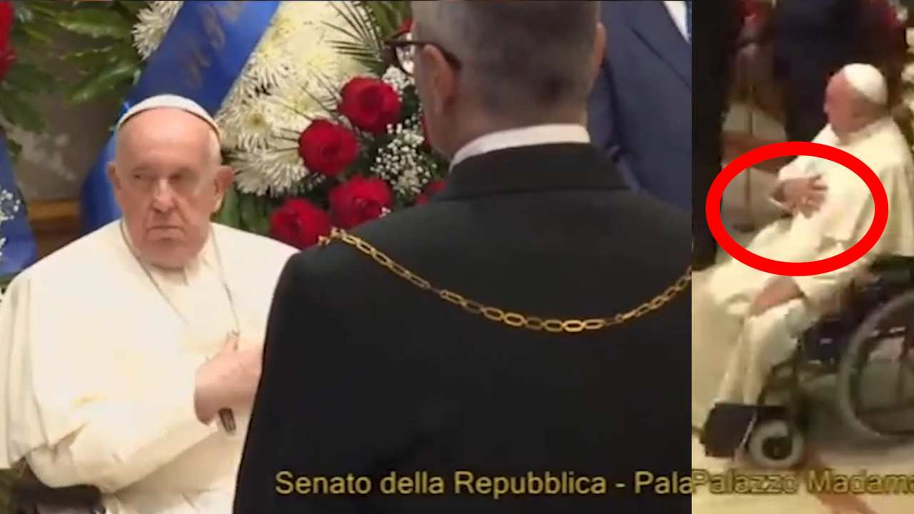 Papa Francesco nella camera ardente in Senato di Giorgio Napolitano