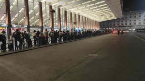 Lunga fila di utenti in attesa del taxi alla stazione Termini di Roma