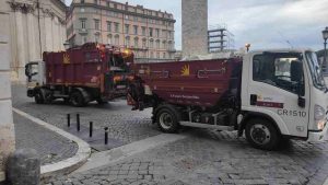 Camion compattatori dell'Ama