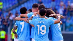 I giocatori della Lazio esultato dopo il vantaggio inziale