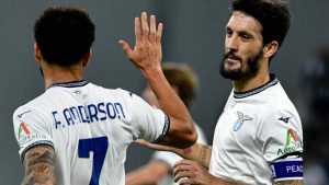 Luis Alberto e Felipe Anderson esultano dopo il gol nella partita di calcio di seie A contro il Sassuolo