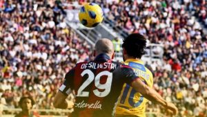 Giocatori contendono il pallone nella partita di calcio di serie A tra Bologna e Frosinone