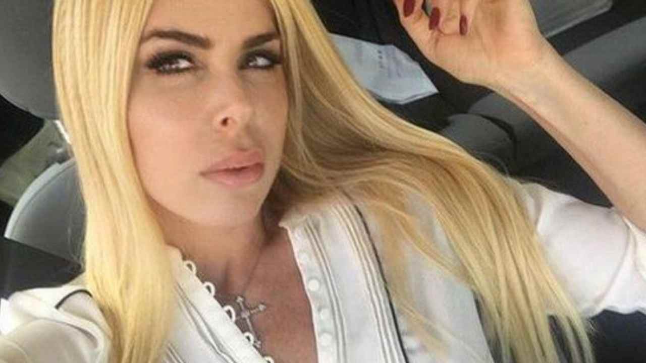 Loredana Lesiso tuvo que ponerse a trabajar: Albano “se quedó sin” dinero y la pillaron detrás del mostrador
