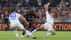 Lukaku della Roma fa una finta sui difensori avversari del Frosinone nella partita di calcio di Serie A