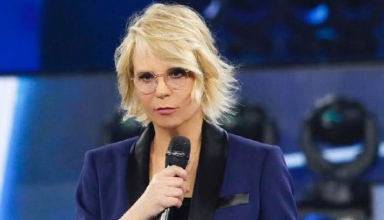 Maria De Filippi está irreconhecível: a cirurgia a transformou completamente |  antes e depois