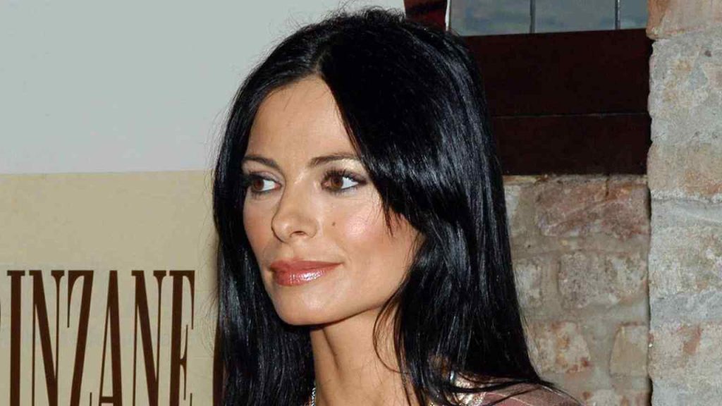 Natalia Estrada, dalla tv anni 90 al letame e il fango bagnato ridotta a vivere in mezzo a