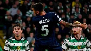 Vecino stacca di testa e sigla il gol del pareggio per la Lazio nella partita di calcio di Champions League contro il Celtic