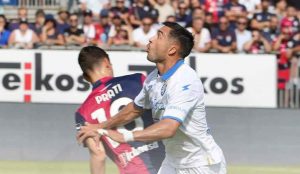 Contrasto di calciatori nella partita di calcio di serie A tra Cagliari e Frosinone