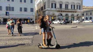 Giovani ragazze sul monopattino a Roma