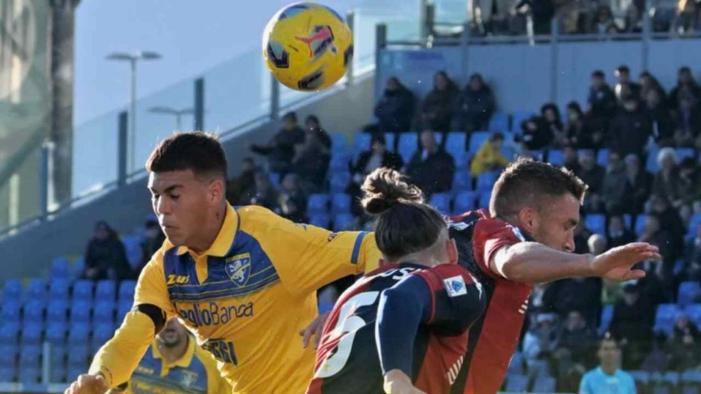 Duello aereo tra un calciatore del Genoa e uno del Frosinone Calcio