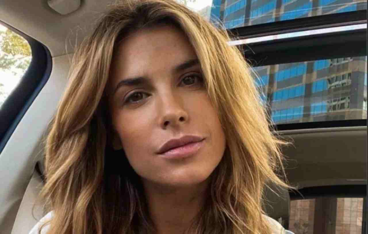 Elisabetta Canales, sangre por todas partes y ropa rota: atrapada en medio de la carretera así