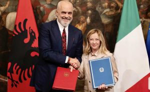 Giorgia Meloni ed Edi Rama firmano l'accordo italo-albanese sui migranti