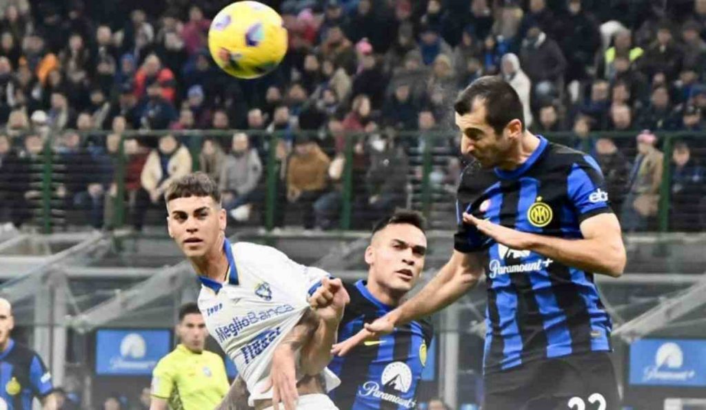 Giocatori in azione nella partita di calcio di serie A tra Inter e Frosinone