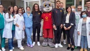 Lorenzo Pellegrini (As Roma) e gli operatori dell'ospedale San Camillo di Roma