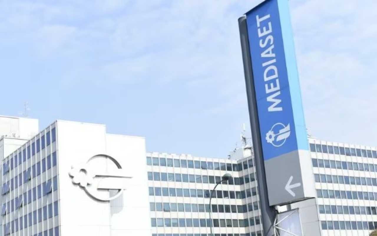 Mediaset, la discusión acabó en desastre: “La echaron físicamente” |  ¿Qué pasó con la mujer?