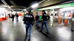 Polizia in metro a Roma