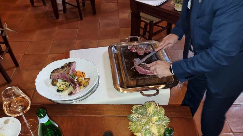 Ristorante, maitre taglia carne