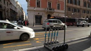 Roma, traffico in via Nazionale