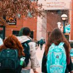 Studenti di spalle con zaino