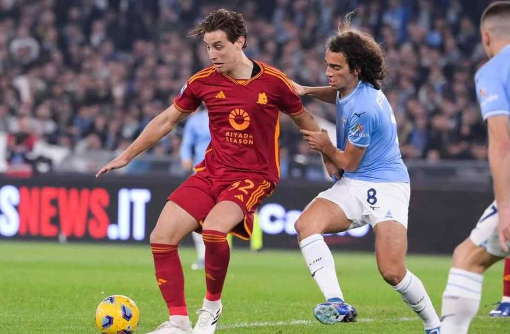 Giocatori in azione nella partita di calcio di serie A tra Lazio e Roma