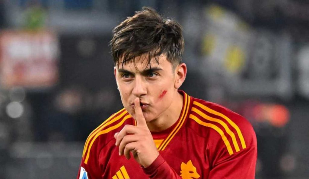 Dybala nella partita di calcio di serie A tra Roma e Udinese