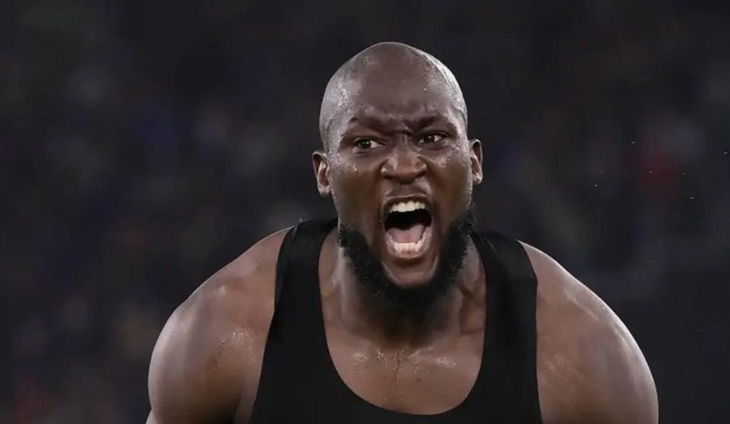 Lukaku esulta dopo il gol nella partita di calcio di serie A tra Roma e Lecce