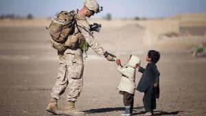 Soldato regala un dolce ai bambini